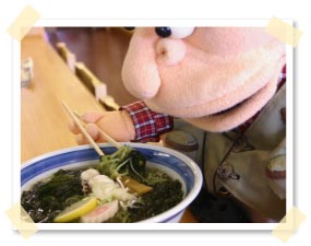 緑色の麺からワカメの香りと味がほんのり