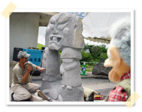 彫刻家の田中毅さんがノミを振るう